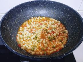 将煮熟的意面捞出，放入番茄汤锅中，再次烧开可以关火。