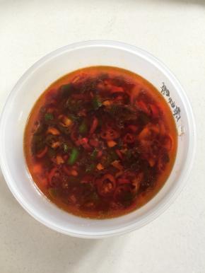 熬好的料汁儿倒在碗里备用。