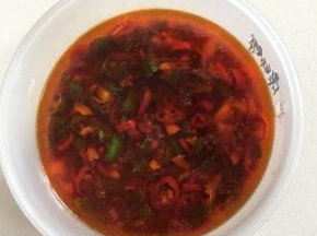熬好的料汁儿倒在碗里备用。