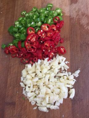蒜瓣剁成蒜末，青尖椒和红米椒切成圈儿备用。