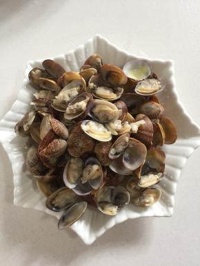 焯好水的花甲放在清水中清洗干净，捞出沥干水份备用。