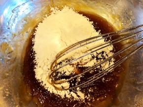 筛入面粉。