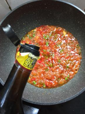 加入两勺味极鲜酱油。