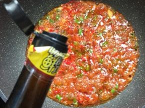 加入两勺味极鲜酱油。