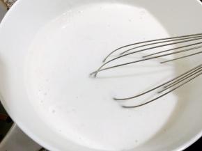 迅速用蛋抽搅拌均匀