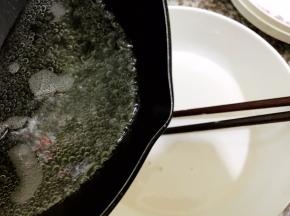 趁热把沸腾的糖水倒入粉浆里