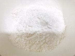 碗里加入钵仔糕粉