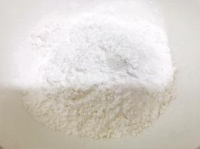 碗里加入钵仔糕粉