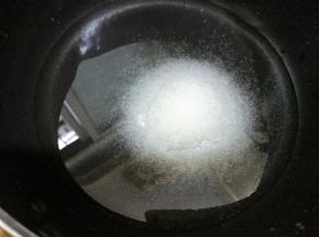 奶锅里加入糖和剩下的110克水