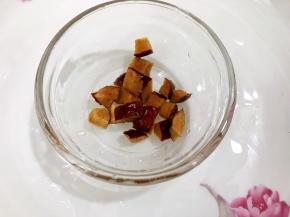 玻璃钵仔糕碗里加入红枣丁