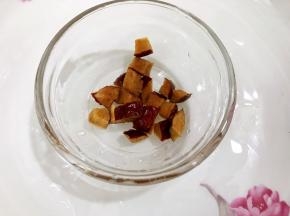 玻璃钵仔糕碗里加入红枣丁