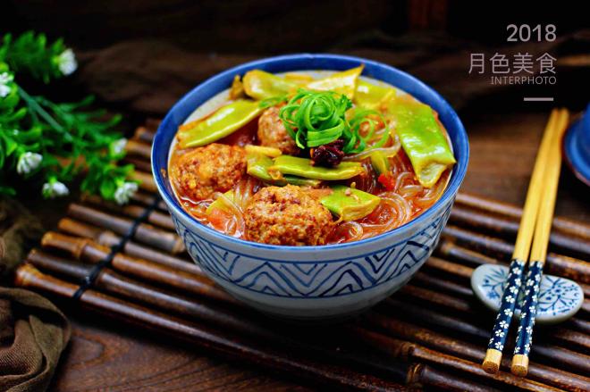 好吃到哭的西红柿芸豆粉条炖肉丸
