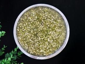 绿豆提前泡几个钟头，中途换几次水，然后用手轻轻揉搓，去掉绿皮。