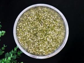 绿豆提前泡几个钟头，中途换几次水，然后用手轻轻揉搓，去掉绿皮。