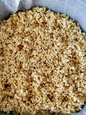 沥干水分后上锅蒸至熟透，晾凉后用料理机打到细腻。