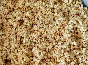 沥干水分后上锅蒸至熟透，晾凉后用料理机打到细腻。