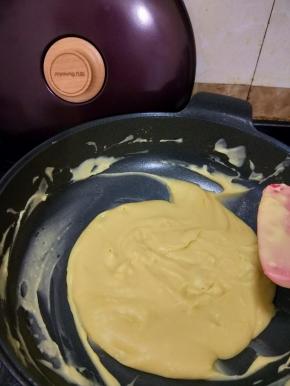 把绿豆泥倒入不粘锅，小火慢炒