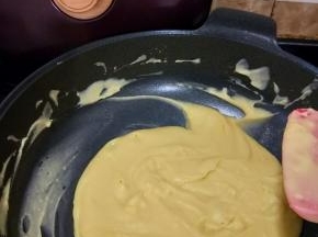 把绿豆泥倒入不粘锅，小火慢炒