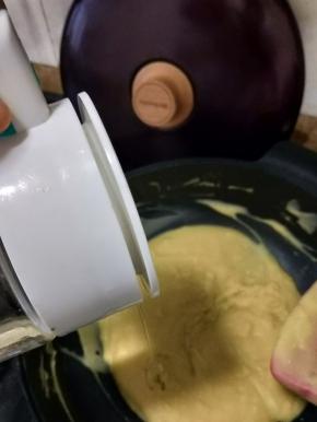 然后发两到三次加入玉米油，每次都炒到完全吸收后再加入第二次。