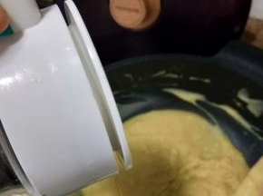 然后发两到三次加入玉米油，每次都炒到完全吸收后再加入第二次。