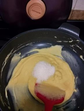 接着倒入白糖，继续小火慢炒。