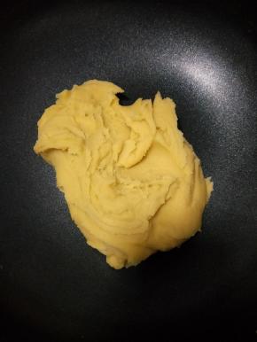 一直炒到绿豆泥成团，不沾锅铲。