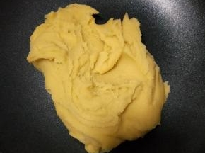 一直炒到绿豆泥成团，不沾锅铲。