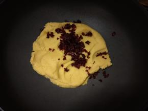 这时候就可以加入蔓越莓。（蔓越莓要提前切碎）