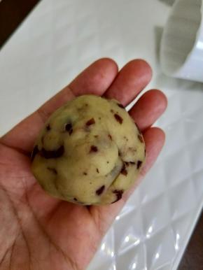 把晾凉后的绿豆泥分成50克一份，搓圆。