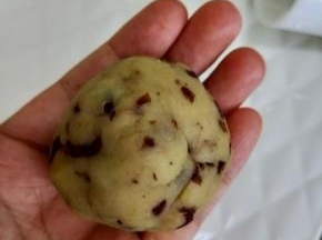 把晾凉后的绿豆泥分成50克一份，搓圆。