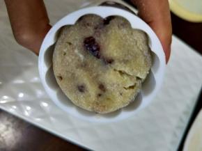 然后抹一层薄薄熟粉，再放入月饼模具中。