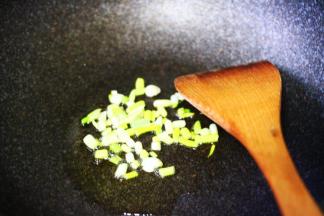 炒锅烧热后，倒入花生油烧热后放入葱姜爆出香味。