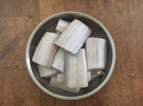 带鱼清理好后切段。