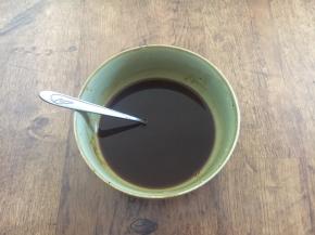 碗汁：醋2勺、白糖2勺、生抽4勺、甜面酱1勺、白酒1勺、盐适量、水适量。