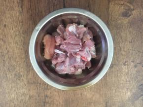 羊肉切成小块。