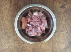 羊肉切成小块。