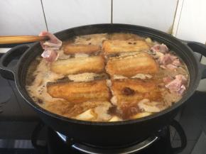 放入羊肉与带鱼用中火一起烧制10分钟左右。