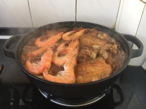 最后放入鲜虾烧制约3分钟左右即可。