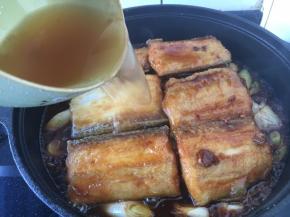 倒入提前准备好的碗汁。