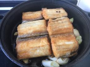放入煎好的带鱼。
