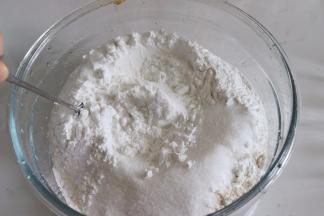 粉类混合在一起，搅拌均匀。