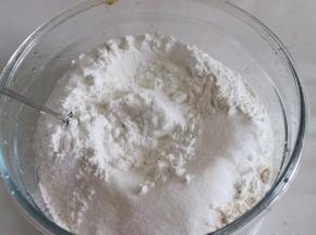粉类混合在一起，搅拌均匀。