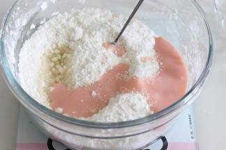 倒入炼乳和玉米油，牛奶，搅拌成无颗粒的面糊，牛奶的量可以根据粉的吸水率，增减只要可以成细腻无结块的面糊即可。