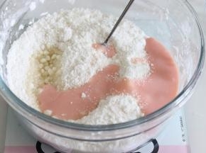 倒入炼乳和玉米油，牛奶，搅拌成无颗粒的面糊，牛奶的量可以根据粉的吸水率，增减只要可以成细腻无结块的面糊即可。
