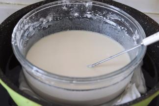 放入锅中，最好用蒸锅蒸隔水蒸，也可以用我这样的方法。