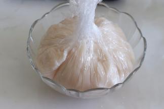 变的不烫手后，放入保鲜膜中包起，放入冰箱冷藏。