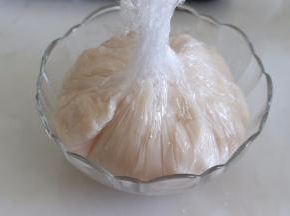 变的不烫手后，放入保鲜膜中包起，放入冰箱冷藏。