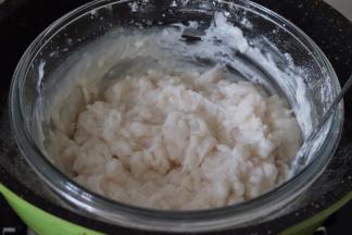 搅拌一下，这个时候已经结块了。