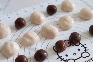 冷藏后的冰皮面团，就不太粘了，馅料一个15克和冰皮一个25克分成8份。