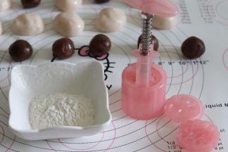 手粉是熟的糯米粉，可以提前炒制出来，因为这个冰皮比较软，所以需要熟的糯米粉来防粘。并准备好制作月饼的模具。